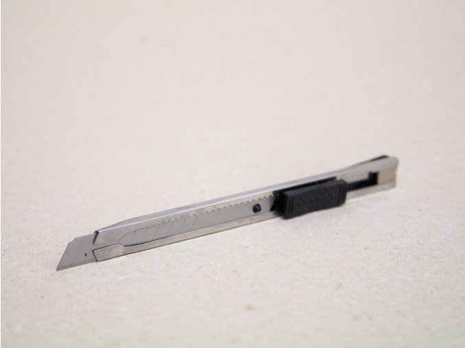 Úzký kovový zalamovací nůž