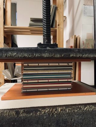 Tak máme za sebou první kurz na výrobu fancy zápisníku, kde se šilo, potahovalo, razilo… ✨ Byla to intenzivní dávka...