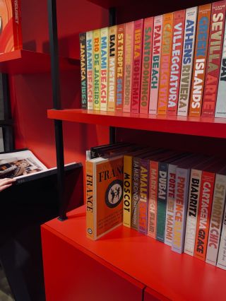 Moje inspirační typo-designový úlovky z exkurze do Holandu. 🤓📚 Úplně mě to nakoplo do tvorby divokých obálek, kombinování...