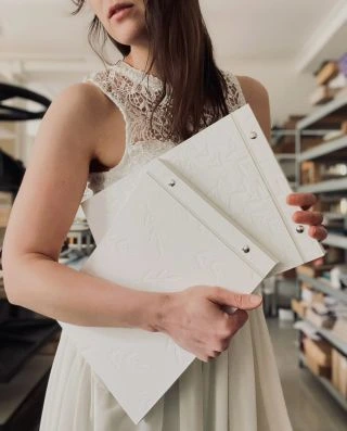 Hmm, nemám tu nějaké květované nebo rostlinně vypadající oblečení? Že bych se s těmi alby sladila, bude to lepší než...