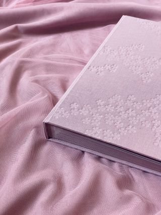 Omrkněte víc detailů fotoalba flowers, se kterým jsem (se) točila v předchozím reelsku. 🌸 Má na sobě vyražených asi...