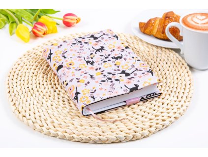 obal na knihu knihobal latkovy textilni rostouci růžová fialová kočky 1