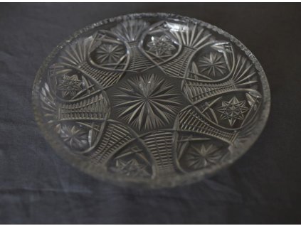 Broušený skleněný talíř