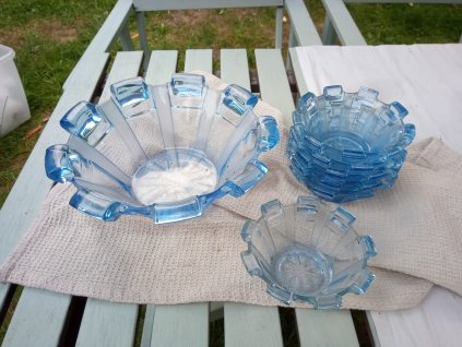 Skleněná mísa a šest misek