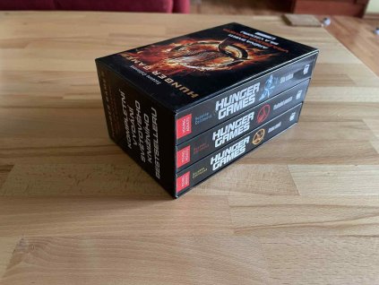hunger games komplet v boxu suzanne collins 241936896