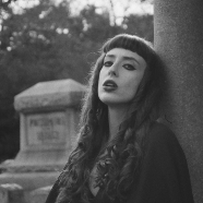 Gwendolyn Kiste – Pozdně noční projížďka [povídka/audio]