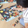 Puzzle svítící ve tmě Vesmír_Apli Kids_sestavuje