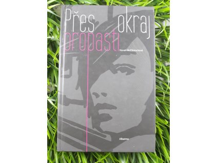 Přes okraj propasti - Norah McClintocková