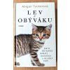 Lev v obýváku