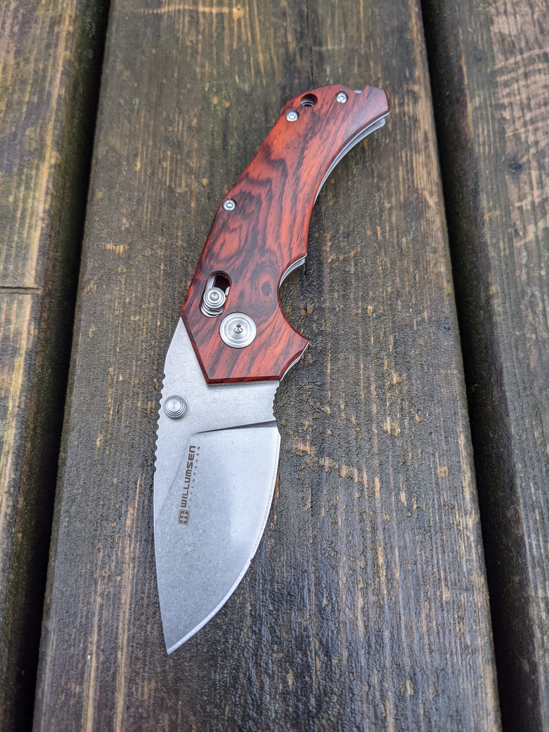 Willumsen Red E Two-Tone Stone Rosewood kés