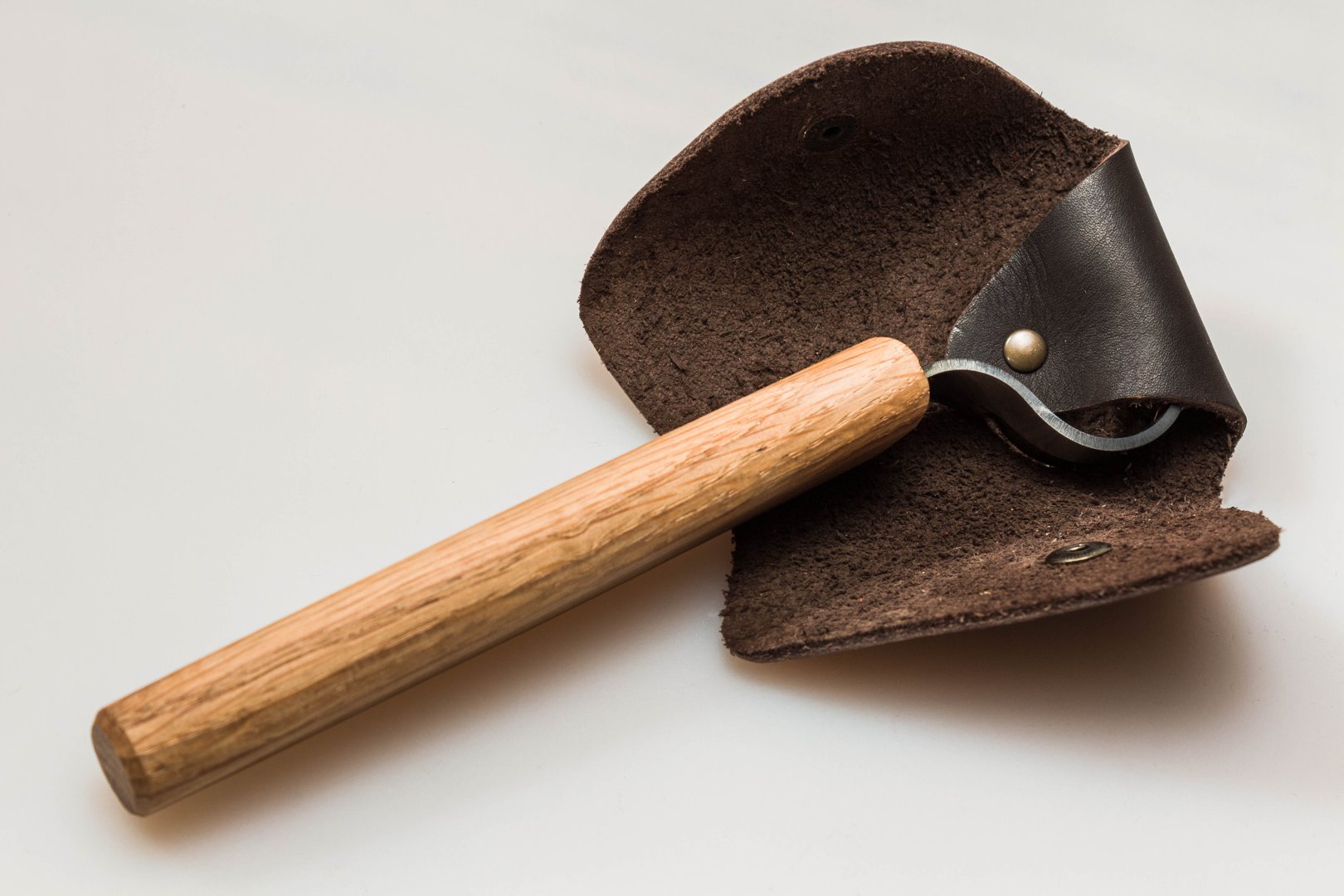 Lyžičkár BeaverCraft SK1SOak - 25 mm, dubová rukoväť, kožené puzdro