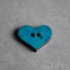 Dřevěný dekorační knoflík - srdce - modré