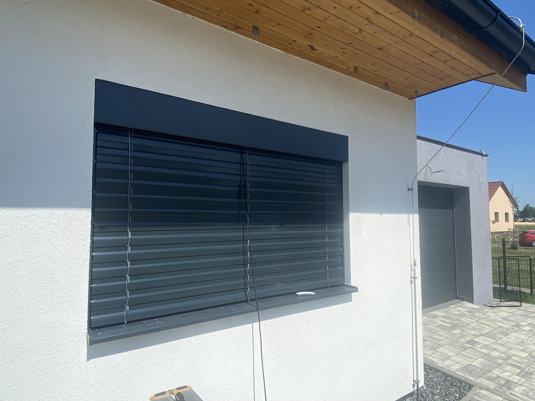 Venkovní žaluzie na okně rodinného domu