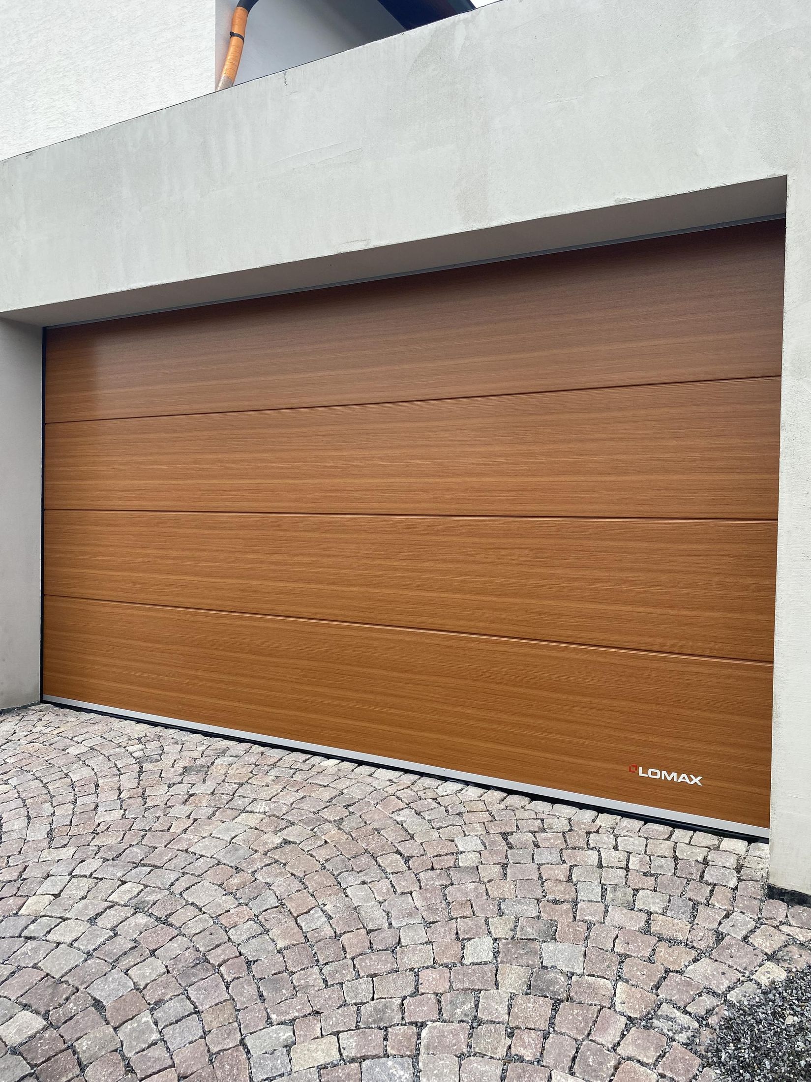 Sekční garážová vrata v dekoru dřeva