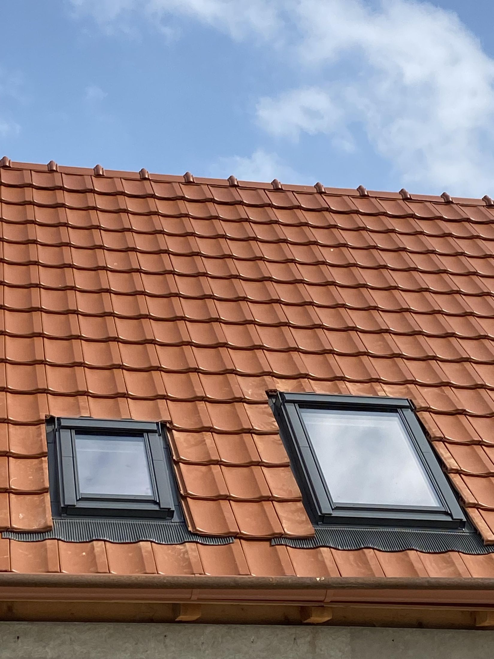 Dvě střešní okna v pálené krytině