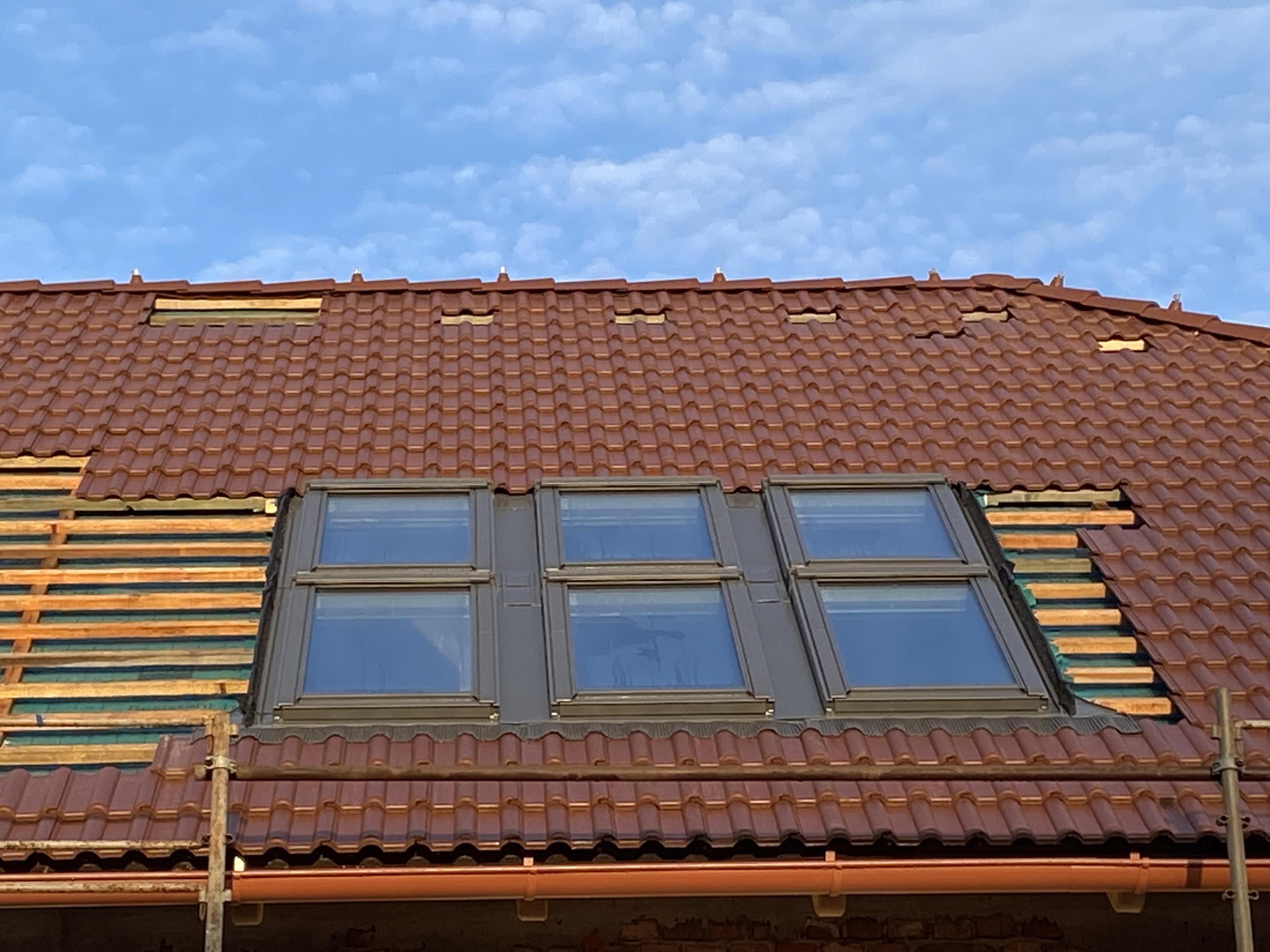 Střešní okna v krovu během rekonstrukce