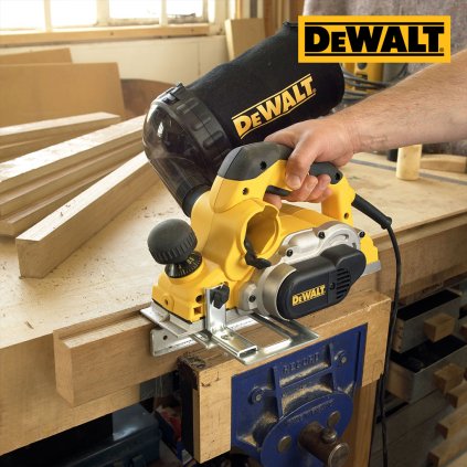 DeWALT - Elektrický hoblík 82 mm, 1050W