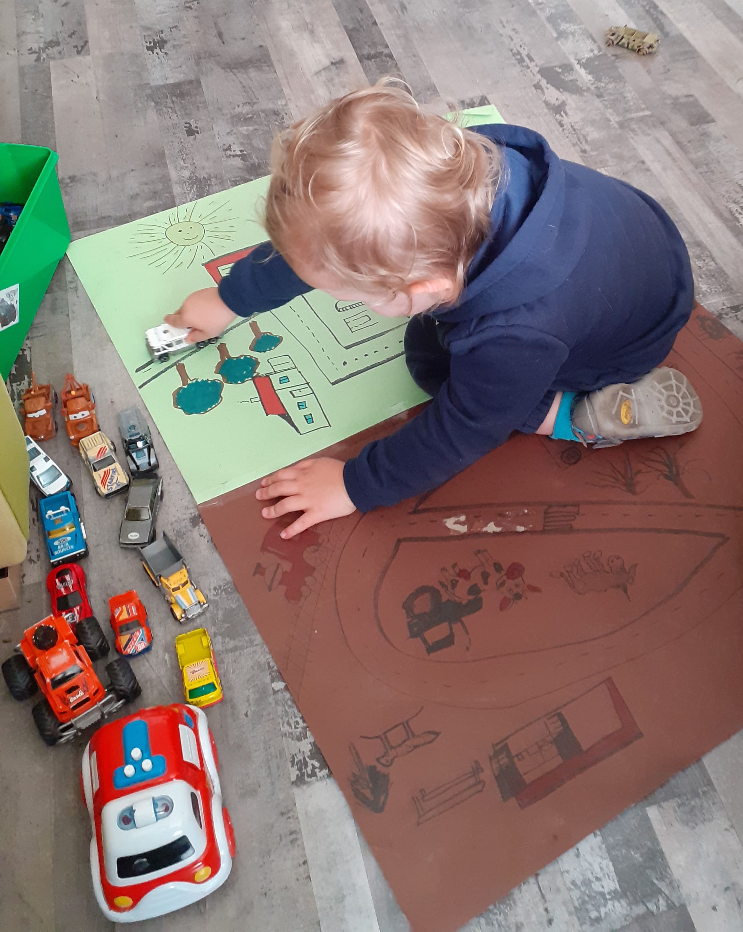 Syn si hraje na namalované silnici