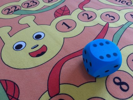 hraci koberec housenka s kostkou