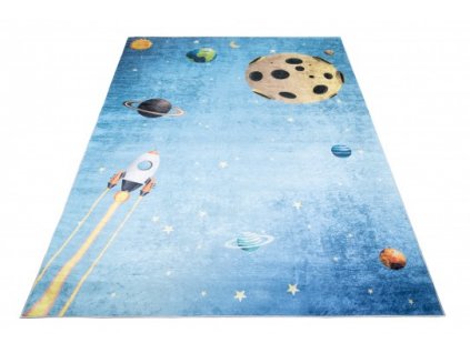 Dětský kusový koberec vhodný k praní BAMBINO 2698 Vesmír Raketa Planety pogumovaný modrý