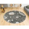 Kulatý dětský koberec Lima C288A Planety Vesmír šedý (Rozměr průměr 140 cm)