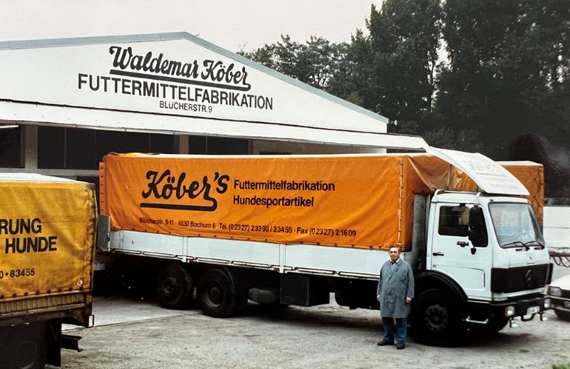 Waldemar Kober 80. leta pred fabrikou