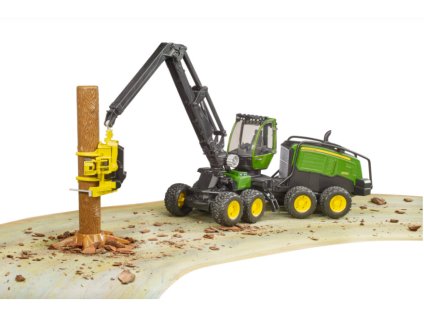 Bruder Harvester John Deere s kmenem stromů
