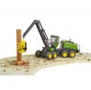 Bruder Harvester John Deere s kmenem stromů