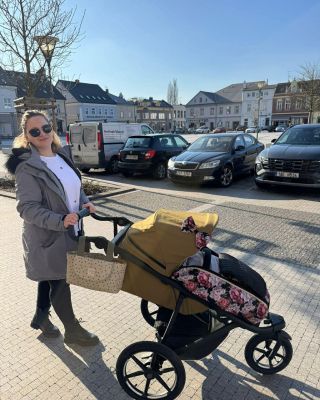 Krásná inspirace od maminky 🥰 Thule v barvě Nutria a pivoňky na černé 😍😍 Prostě boží 🩷 #thule #strolleraccessories #baby...