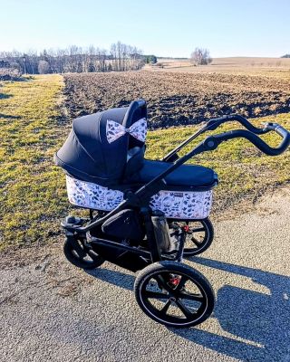 Krásný MDŽ všem úžasným ženám! 💐 Těm, které zvládnou kočárek jednou rukou, kávu druhou a dítě na rameni 💪🩷 Ať je váš den...