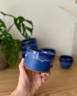 Soudkovitý tvar, oblíbený u všech - jen po něm nejčastěji sahají muži 🤭😆. Kolekci NJORD naleznete na e-shopu 😌 #keramika...