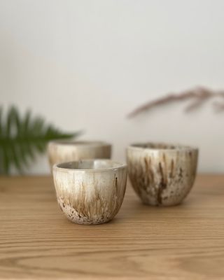 Koflíci Vilda 🤎 A tahle glazura? Jedna velká náhoda — vzhled určují krystaly při výpalu 🫣 Na e-shopu je posledních pár...