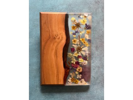 Prkénko z třešňového dřeva a čiré pryskyřice s mnoha květy