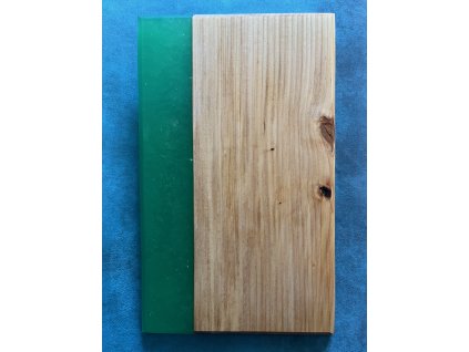 Prkénko ze světlého dřeva a smaragdové pryskyřice