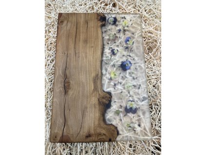 Prkénku z hrušky a čirá pryskyřice s květy