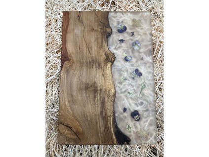 Prkénku z hrušky a čirá pryskyřice s květy