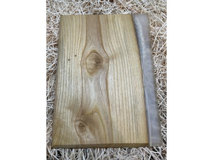 Prkénko z jasanu a stéblem obilí