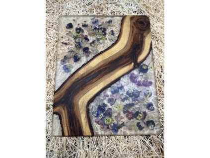 Prkénko z jabloně a čirá pryskyřice s květy