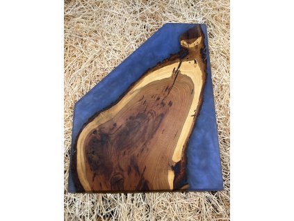 Prkénko ze švestky a modře třpytivá pryskyřice