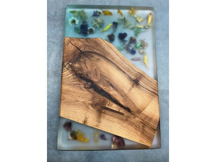 Ořechové prkénko s květy a modrou barvou