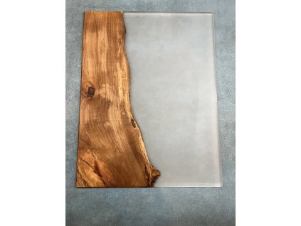 Hruškové prkénko se smetanově průzračnou pryskyřicí