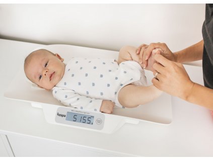 Dětská digitální kojenecká váha Zopa ZOP086050 s miminkem