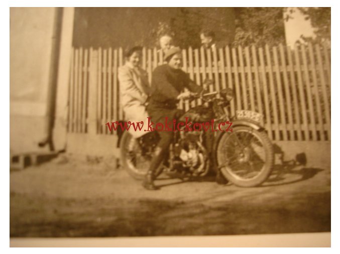 ORIG. FOTOGRAFIE MOTOCYKL ŠVIHÁK SE SLEČNOU