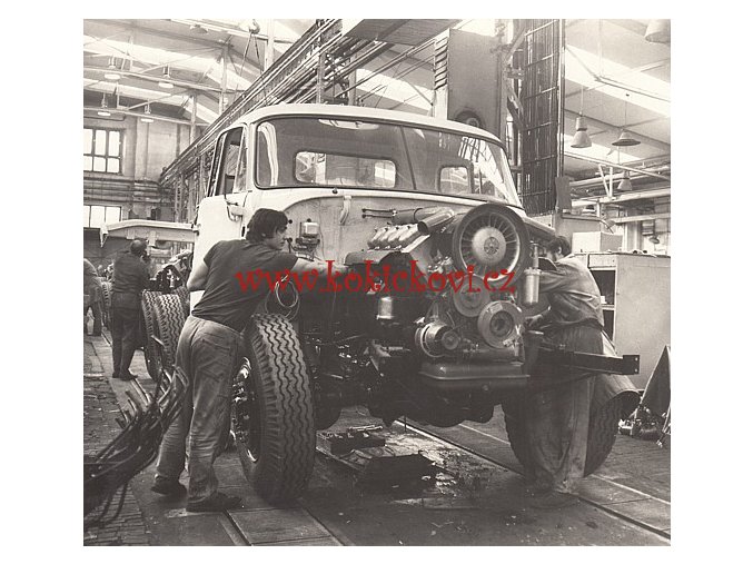 TATRA 148 - FOTOGRAFIE MONTÁŽNÍ LINKY - 1977 - ROZMĚRY 160*205 MM