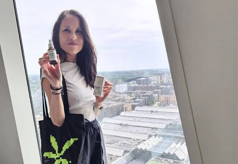 Anna Vu představuje Bio-Pilixin sérum během návštěvy Scandinavian Biolabs
