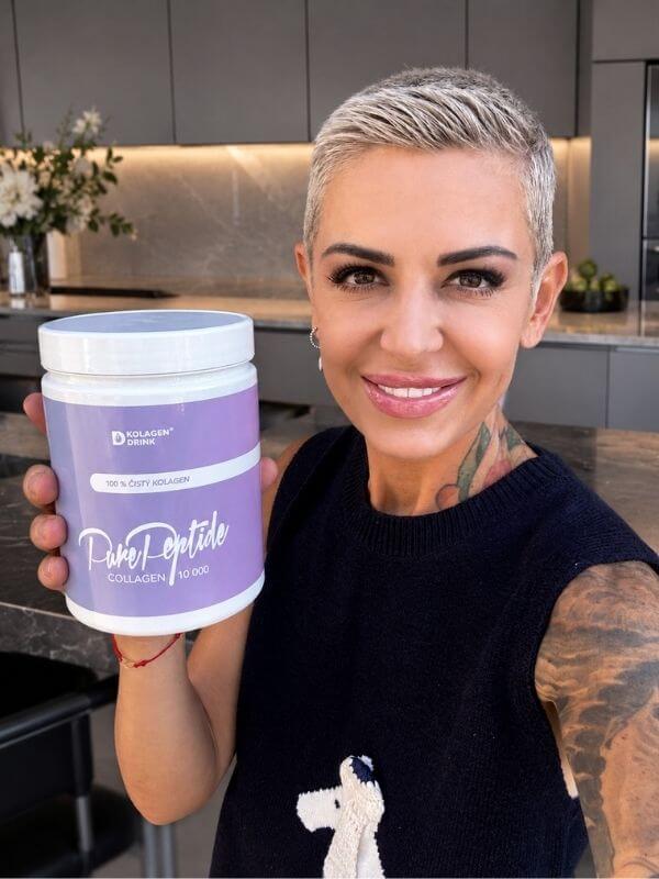 Ivana Beláková s balením KolagenDrink COLLAGEN 10 000