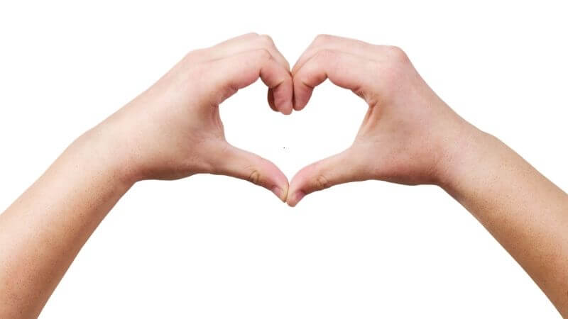 Ruce vytvářející symbol srdce