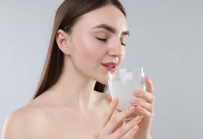 Žena při kontrole tělesné hmotnosti v souvislosti s užíváním kolagenu