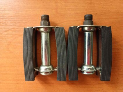 Pedály Favorit/Eska gumové krátké