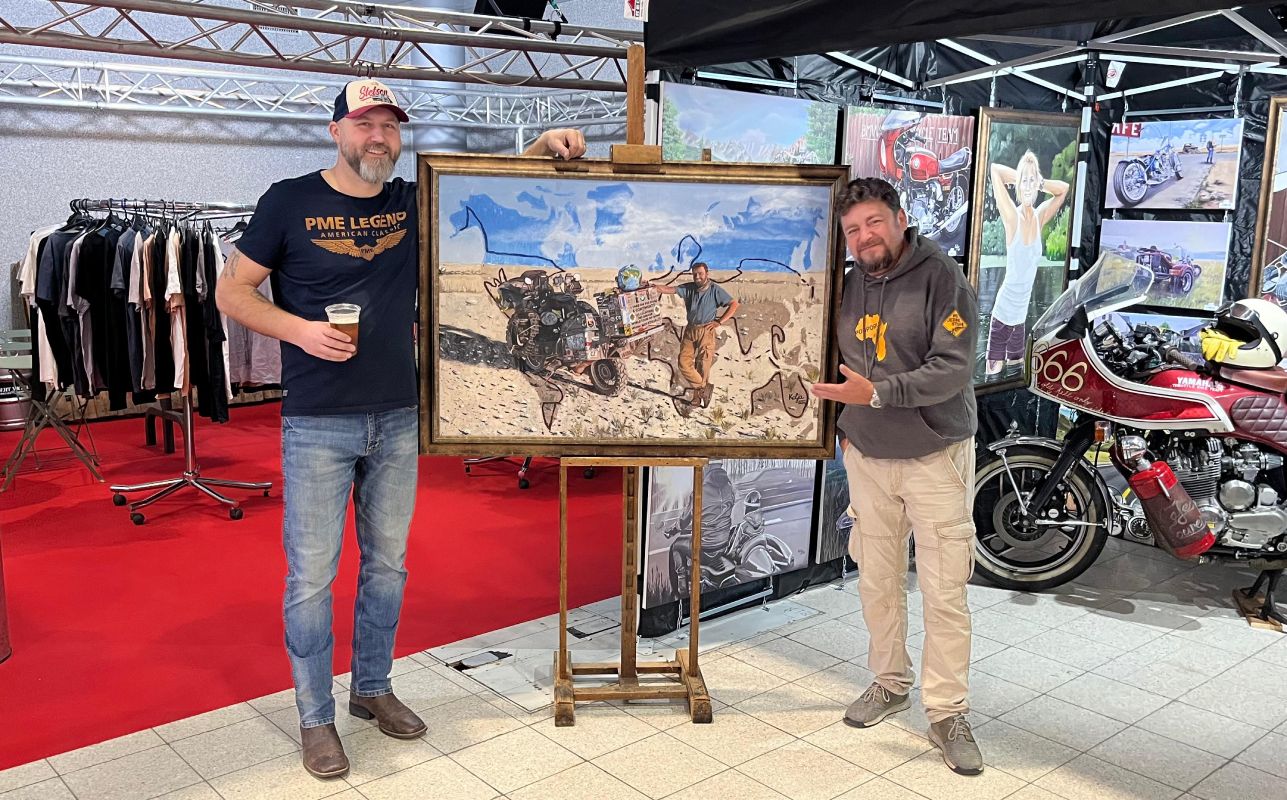 Kolja Painter předává obraz cestovateli Igoru Brezovarovi na Motosalonu v Brně
